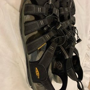 Keen men’s 10.5 excellent like new sandals